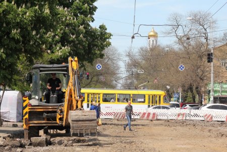 В ходе капремонта Преображенской демонтировали старые рельсы (фоторепортаж)