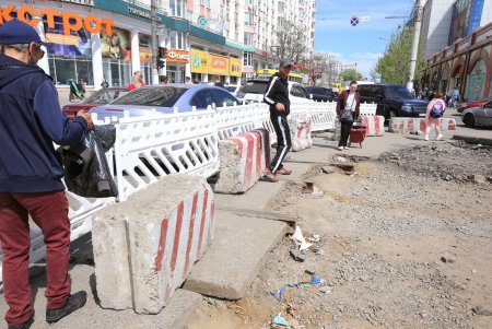 В ходе капремонта Преображенской демонтировали старые рельсы (фоторепортаж)
