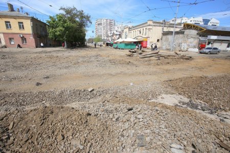 В ходе капремонта Преображенской демонтировали старые рельсы (фоторепортаж)