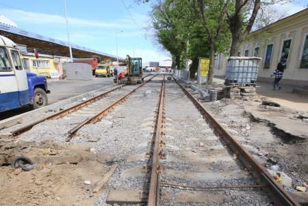 В ходе капремонта Преображенской демонтировали старые рельсы (фоторепортаж)