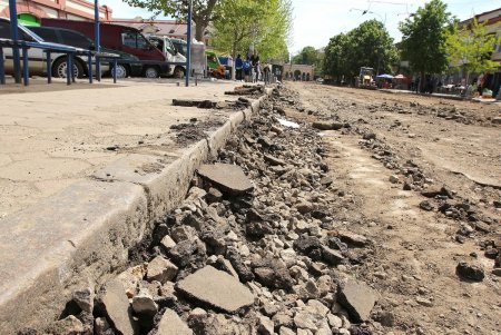 В ходе капремонта Преображенской демонтировали старые рельсы (фоторепортаж)