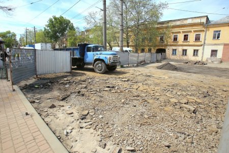 В ходе капремонта Преображенской демонтировали старые рельсы (фоторепортаж)