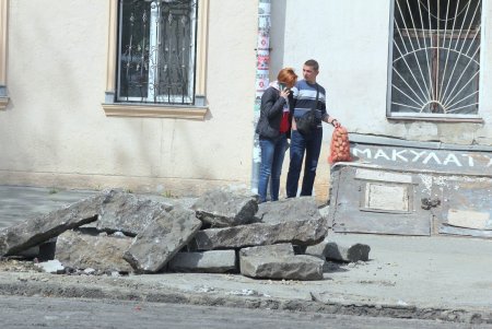 В ходе капремонта Преображенской демонтировали старые рельсы (фоторепортаж)