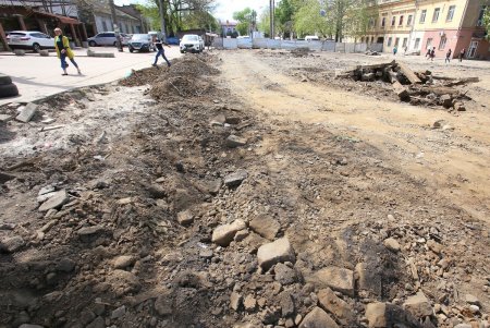 В ходе капремонта Преображенской демонтировали старые рельсы (фоторепортаж)