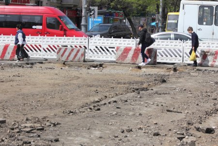В ходе капремонта Преображенской демонтировали старые рельсы (фоторепортаж)