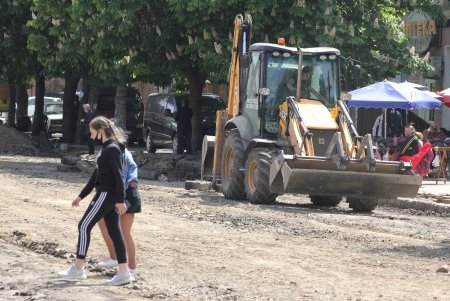 В ходе капремонта Преображенской демонтировали старые рельсы (фоторепортаж)