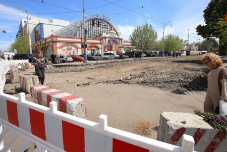 В ходе капремонта Преображенской демонтировали старые рельсы (фоторепортаж)