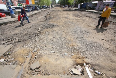 В ходе капремонта Преображенской демонтировали старые рельсы (фоторепортаж)