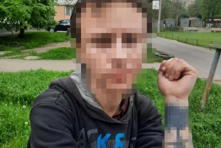 Распространительница наркотиков пыталась сбежать от полицейских в Суворовском районе (фото)