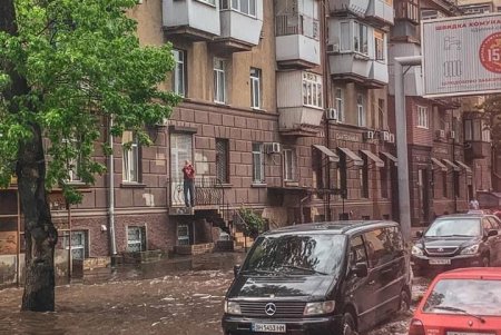 Непродолжительный дождь превратил улицу Среднефонтанскую в озеро (фото)
