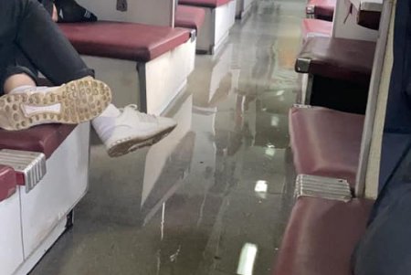 В одном из вагонов идущего в Одессу поезда из-за прогнившей трубы произошел потоп