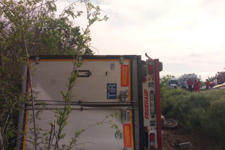 В Измаильском районе перевернулся турецкий грузовик: травмированного водителя, зажатого в кабине, доставали спасатели (фото)