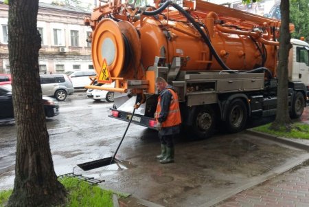 Для оперативной ликвидации возможных подтоплений на улицах Одессы дежурят бригады коммунальщиков (фото)