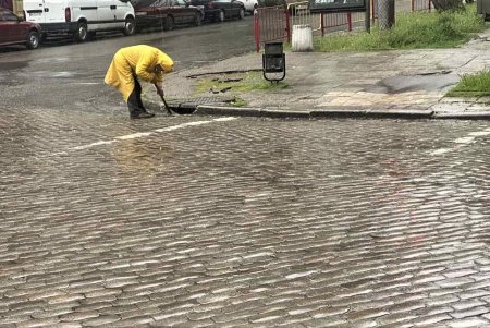 Для оперативной ликвидации возможных подтоплений на улицах Одессы дежурят бригады коммунальщиков (фото)