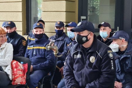 Спасатели учились правильно бороться со змеями, которые заползают в дома и авто (фото)