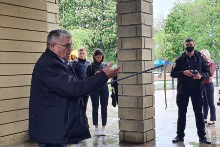 Спасатели учились правильно бороться со змеями, которые заползают в дома и авто (фото)