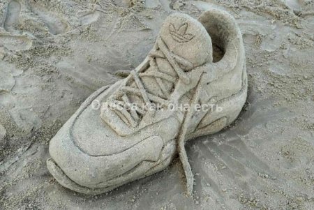 На одном из городских пляжей появился кроссовок из песка (фото)