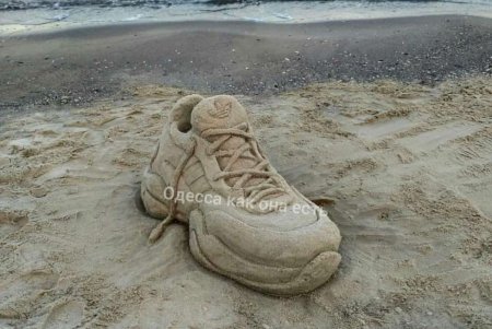 На одном из городских пляжей появился кроссовок из песка (фото)