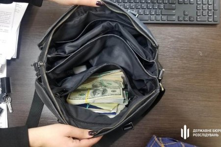Полицейский Овидиопольского района напал на женщину, украл украшения и почти 800 тысяч гривен
