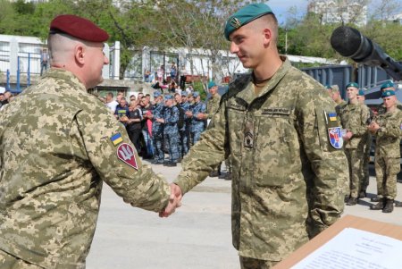 Ко Дню морской пехоты курсанты Военной академии показательно десантировались на побережье «Ланжерона» (фото)