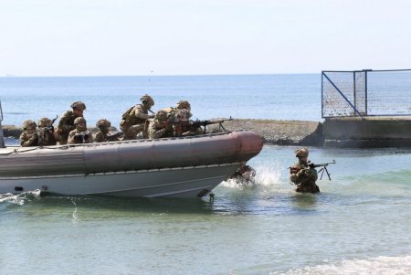Ко Дню морской пехоты курсанты Военной академии показательно десантировались на побережье «Ланжерона» (фото)