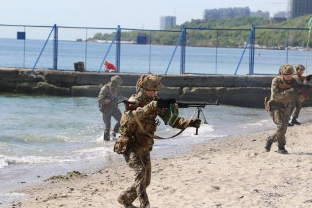 Ко Дню морской пехоты курсанты Военной академии показательно десантировались на побережье «Ланжерона» (фото)