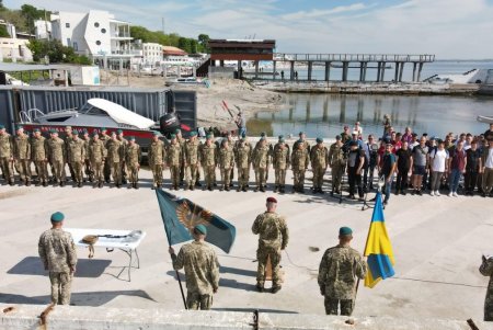 Ко Дню морской пехоты курсанты Военной академии показательно десантировались на побережье «Ланжерона» (фото)