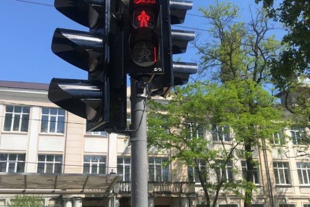 Возле больницы на Слободке модернизировали светофор (фото)