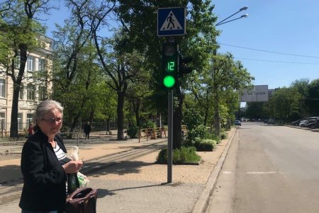 Возле больницы на Слободке модернизировали светофор (фото)