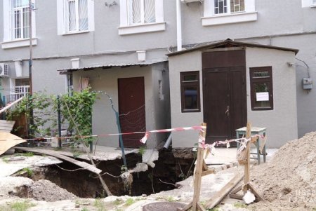На Еврейской во дворе жилого дома образовался двухметровый провал