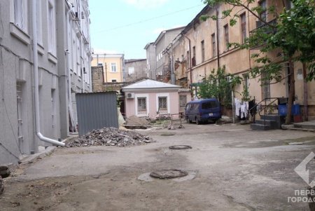 На Еврейской во дворе жилого дома образовался двухметровый провал