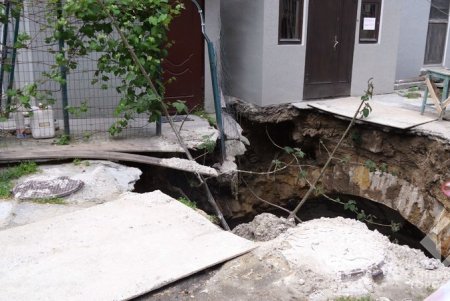На Еврейской во дворе жилого дома образовался двухметровый провал