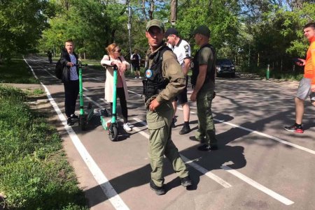 Женщина и подросток госпитализированы в результате падения с электросамокатов на Думской площади и Трассе здоровья (фото)
