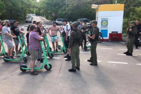 Женщина и подросток госпитализированы в результате падения с электросамокатов на Думской площади и Трассе здоровья (фото)