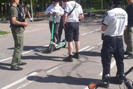 Женщина и подросток госпитализированы в результате падения с электросамокатов на Думской площади и Трассе здоровья (фото)
