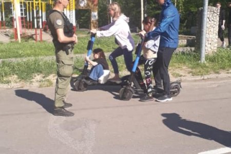 Женщина и подросток госпитализированы в результате падения с электросамокатов на Думской площади и Трассе здоровья (фото)
