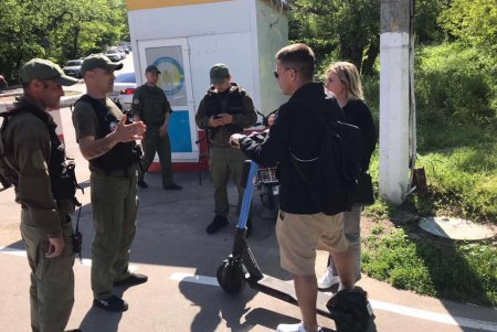 Женщина и подросток госпитализированы в результате падения с электросамокатов на Думской площади и Трассе здоровья (фото)