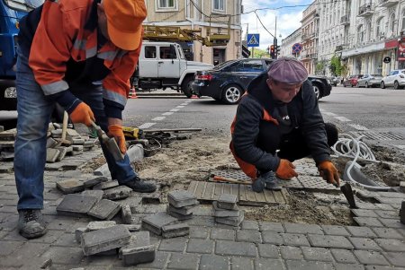 Пешеходные переходы на перекрестках Екатерининской и Ланжероновской оборудуют LED-подсветкой (фото)