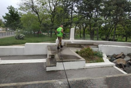 В Приморском районе вандалы разрисовали памятник «Похищение Европы» (фото)