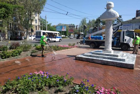 Коммунальщики отремонтировали памятник Богдану Хмельницкому в Малиновском районе (фото)