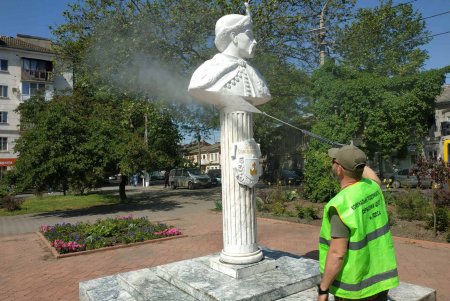Коммунальщики отремонтировали памятник Богдану Хмельницкому в Малиновском районе (фото)
