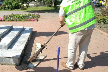 Коммунальщики отремонтировали памятник Богдану Хмельницкому в Малиновском районе (фото)