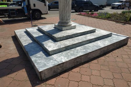 Коммунальщики отремонтировали памятник Богдану Хмельницкому в Малиновском районе (фото)