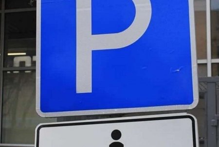 Патрульные призвали одесских водителей не парковаться на местах, оборудованных для людей с инвалидностью (фото)