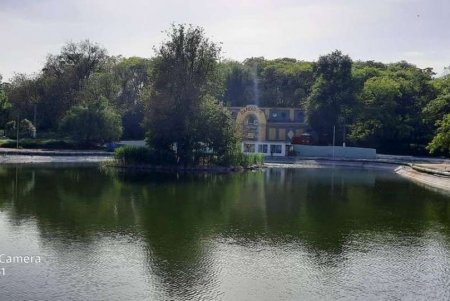 В Дюковском саду наполнили малый пруд водой после чистки (фото)