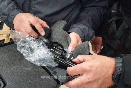 Через паромную переправу Исакча-Орловка водитель фуры попытался перевезти крупную партию огнестрельного оружия (фото, дополнено )