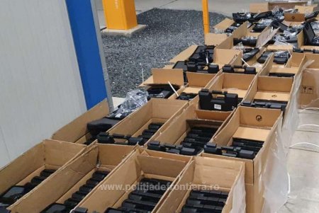 Через паромную переправу Исакча-Орловка водитель фуры попытался перевезти крупную партию огнестрельного оружия (фото, дополнено )