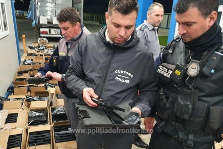 Через паромную переправу Исакча-Орловка водитель фуры попытался перевезти крупную партию огнестрельного оружия (фото, дополнено )