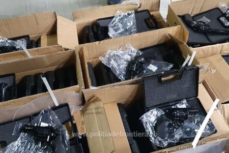 Через паромную переправу Исакча-Орловка водитель фуры попытался перевезти крупную партию огнестрельного оружия (фото, дополнено )