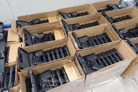 Через паромную переправу Исакча-Орловка водитель фуры попытался перевезти крупную партию огнестрельного оружия (фото, дополнено )